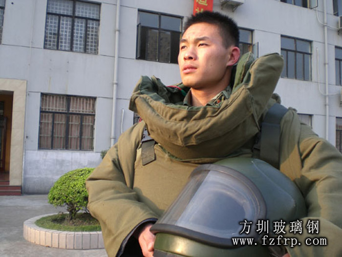 玻璃鋼頭盔生產(chǎn)廠家 玻璃鋼頭盔責(zé)任重大優(yōu)異特性讓其走進(jìn)防爆部隊(duì)(圖1)