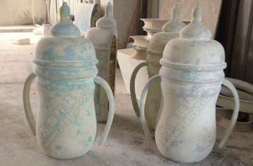 玻璃鋼奶瓶雕塑工廠組裝打磨半成品圖 玻璃鋼奶瓶雕塑工廠組裝打磨半成品圖