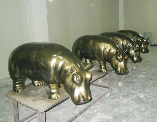 仿青銅玻璃鋼小河馬雕塑工廠生產(chǎn)圖 仿青銅玻璃鋼小河馬雕塑工廠生產(chǎn)圖