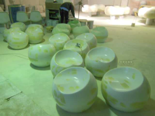 佛山三水廣場玻璃鋼蘋果凳工廠打磨修復(fù)圖 佛山三水廣場玻璃鋼蘋果凳工廠打磨修復(fù)圖