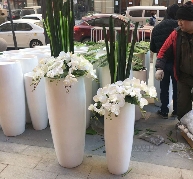 銀川新華聯(lián)購物中心玻璃鋼花瓶現(xiàn)場卸貨圖 銀川新華聯(lián)購物中心玻璃鋼花瓶現(xiàn)場卸貨圖