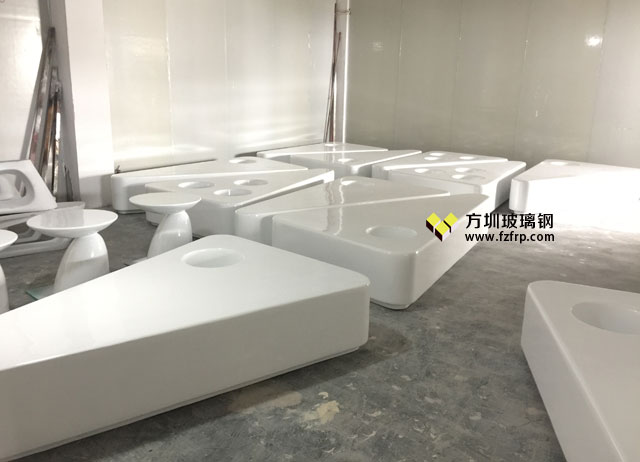 西安華南城商場三角形玻璃鋼座凳自帶花盆工廠生產圖 西安華南城商場三角形玻璃鋼座凳自帶花盆工廠生產圖