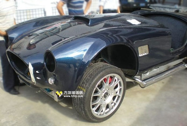 方圳玻璃鋼跑車外殼打磨拋光后車輪安裝圖 方圳玻璃鋼跑車外殼打磨拋光后車輪安裝圖