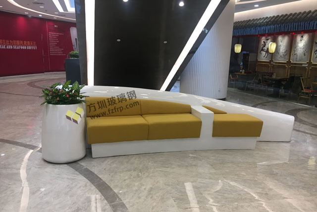 湖南岳陽步步高商場玻璃鋼休閑椅花器現場圖 湖南岳陽步步高商場玻璃鋼休閑椅花器現場圖