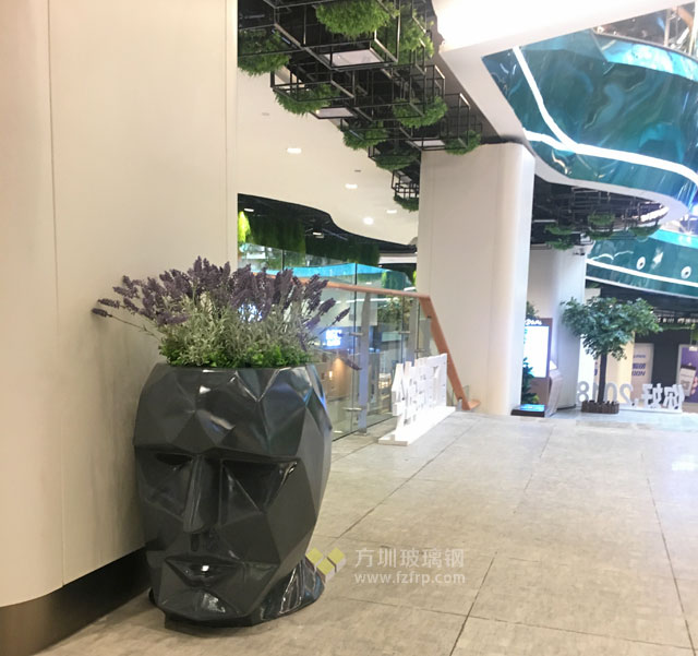 湖南商場玻璃鋼人頭造型花盆現(xiàn)場擺放圖 湖南商場玻璃鋼人頭造型花盆現(xiàn)場擺放圖