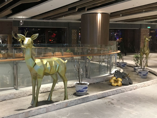 玻璃鋼幾何抽象鹿雕塑 玻璃鋼幾何抽象鹿雕塑