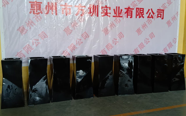 方形玻璃鋼花盆美化河南通許碧桂園戶外環(huán)境 方形玻璃鋼花盆美化河南通許碧桂園戶外環(huán)境