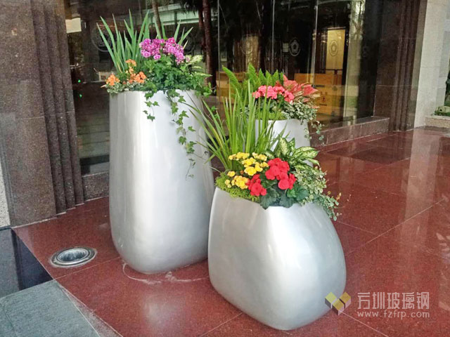 時(shí)尚玻璃鋼組合花盆美化深圳五洲賓館 時(shí)尚玻璃鋼組合花盆美化深圳五洲賓館