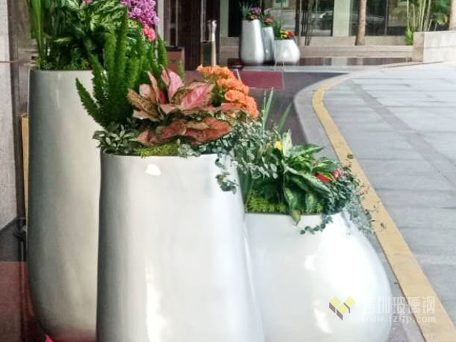 時(shí)尚玻璃鋼組合花盆美化深圳五洲賓館 時(shí)尚玻璃鋼組合花盆美化深圳五洲賓館