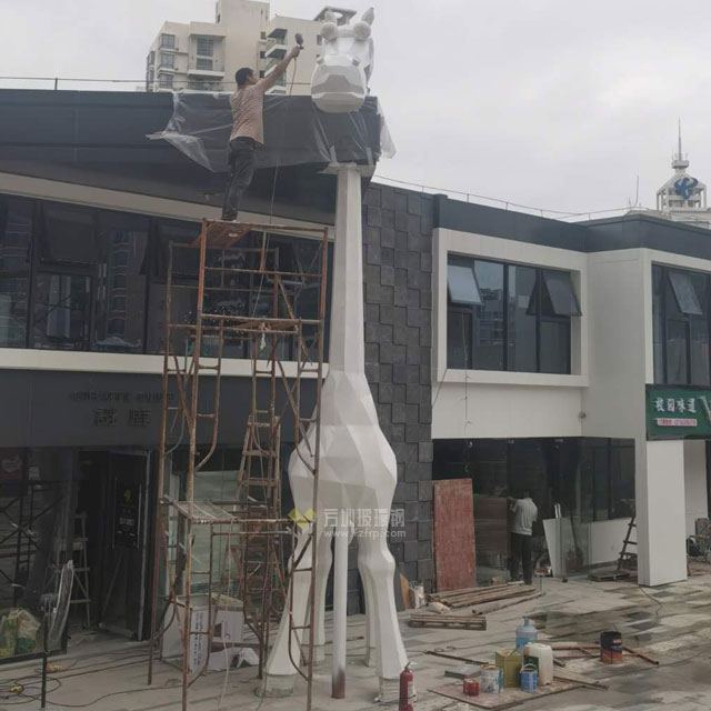 發(fā)光玻璃鋼切面穿墻長頸鹿雕塑提升河源商業(yè)街景觀 發(fā)光玻璃鋼切面穿墻長頸鹿雕塑提升河源商業(yè)街景觀