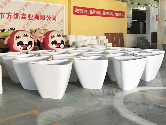 玻璃鋼三角形花盆美化河北廊坊市文化藝術(shù)中心 玻璃鋼三角形花盆美化河北廊坊市文化藝術(shù)中心