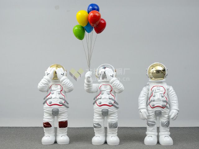創(chuàng)意玻璃鋼卡通太空人雕塑(圖3) 創(chuàng)意玻璃鋼卡通太空人雕塑(圖3)