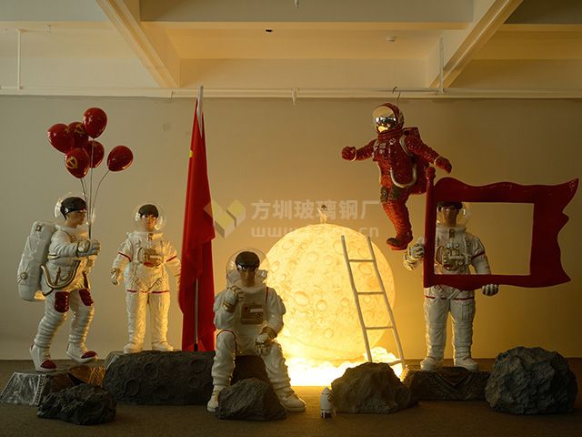商場(chǎng)玻璃鋼宇航員組合雕塑(圖2) 商場(chǎng)玻璃鋼宇航員組合雕塑(圖2)