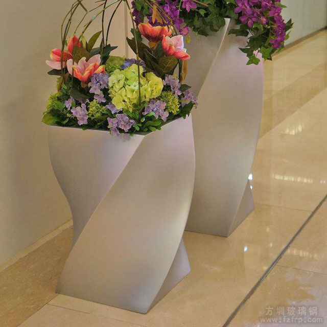 商場螺旋狀玻璃鋼美陳花盆擺放圖 商場螺旋狀玻璃鋼美陳花盆擺放圖